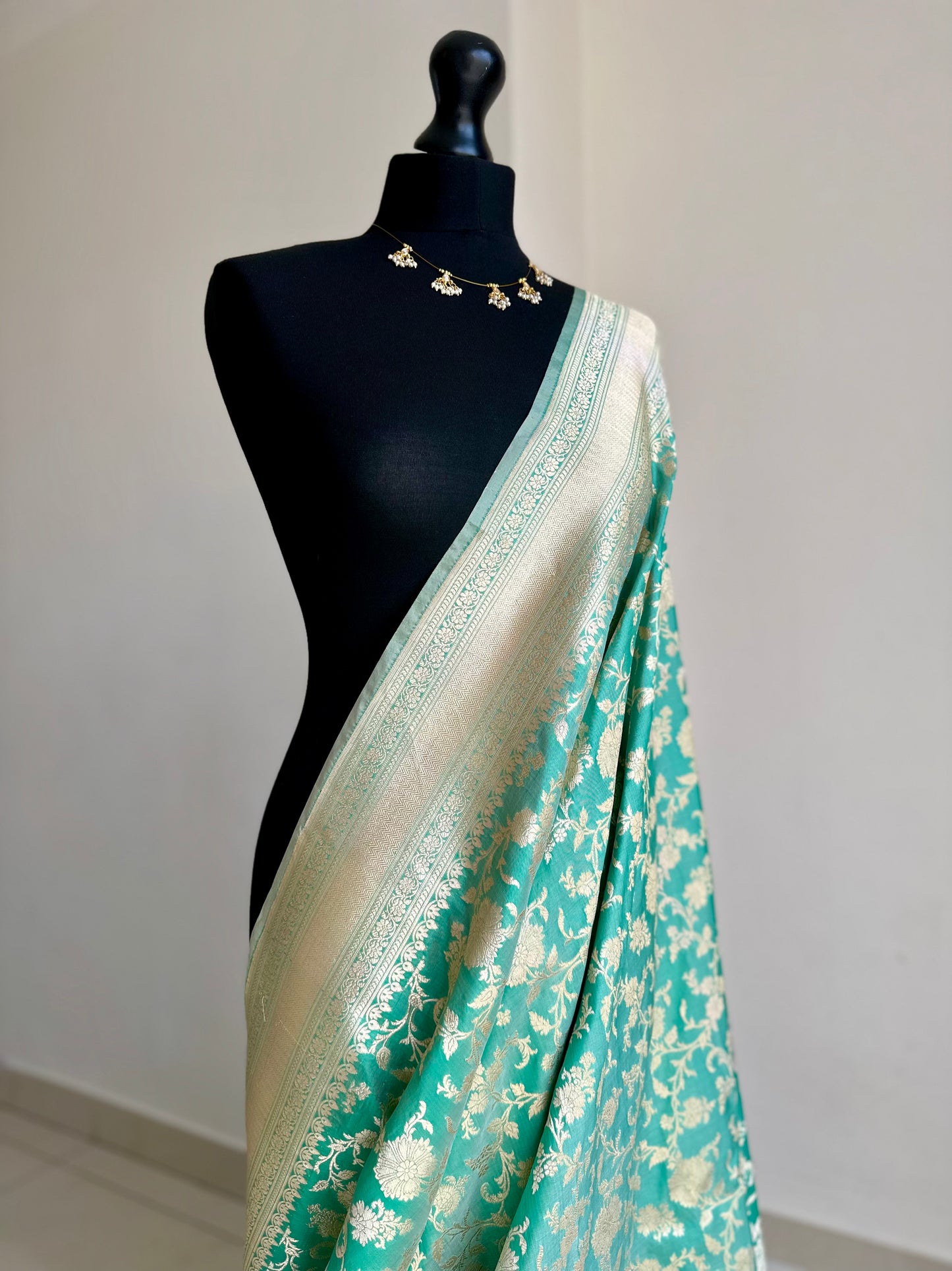 Elegant Green Pure Silk Banarasi Saree with Intricate Gold Zari Work