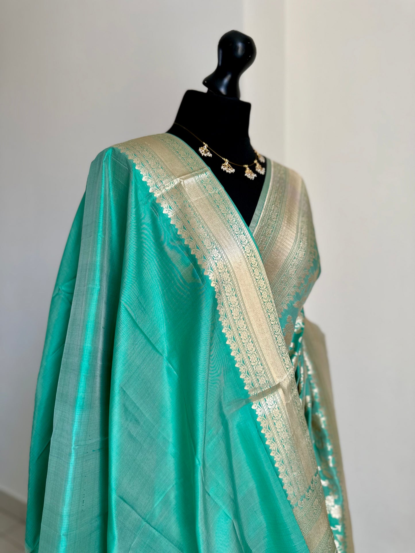 Elegant Green Pure Silk Banarasi Saree with Intricate Gold Zari Work