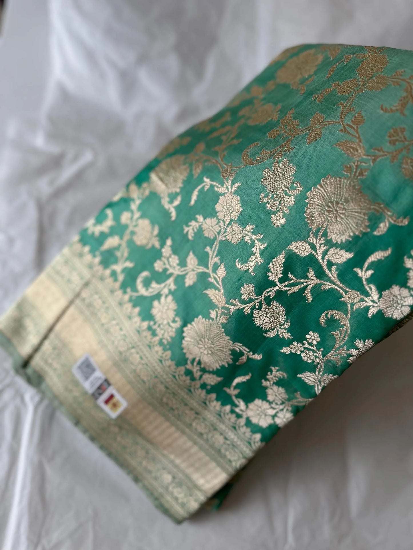 Elegant green pure silk Banarasi saree with intricate gold zari work and floral motifs, perfect for weddings and festive occasions. Etsy