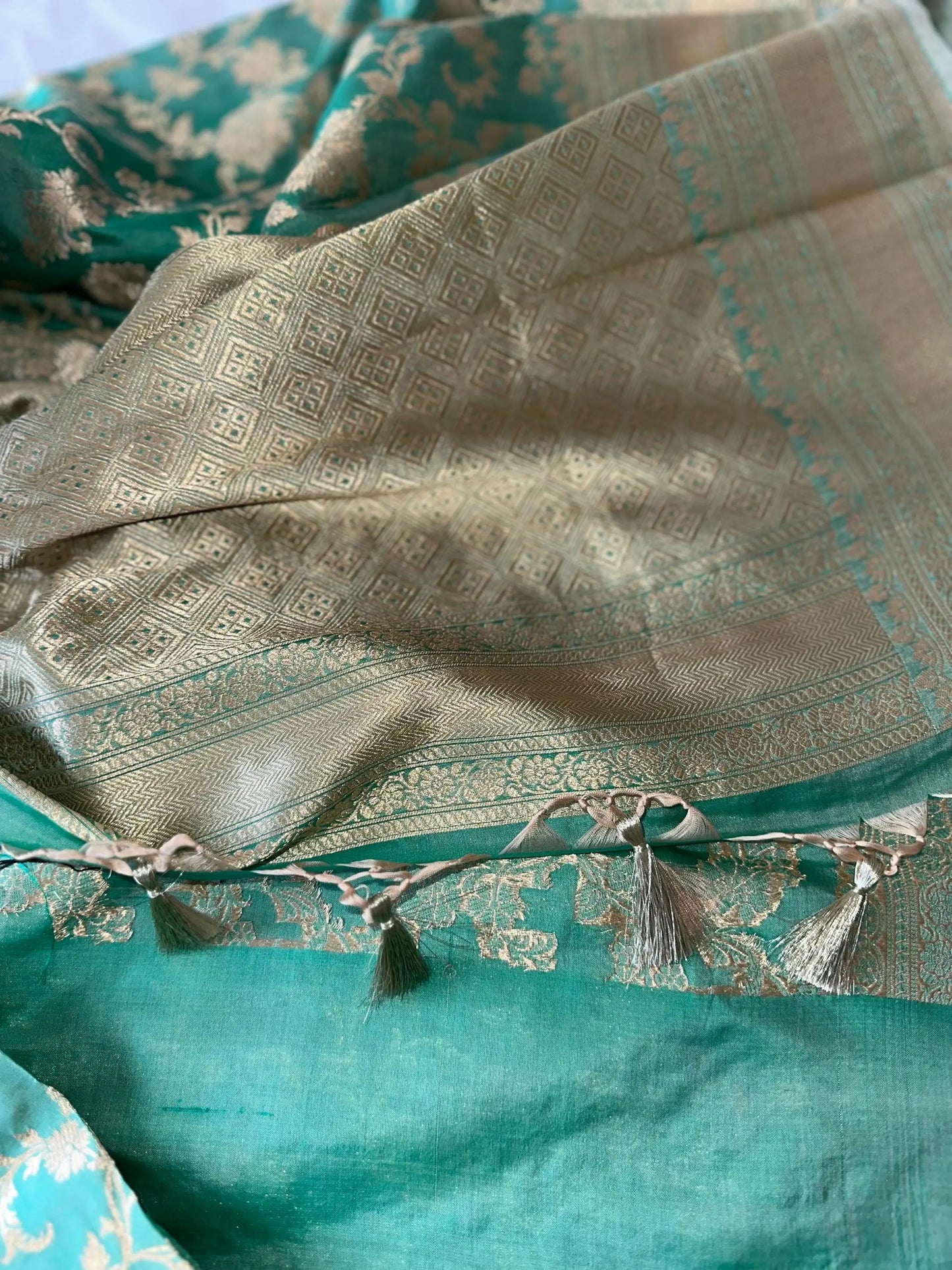 Elegant green pure silk Banarasi saree with intricate gold zari work and floral motifs, perfect for weddings and festive occasions. Etsy