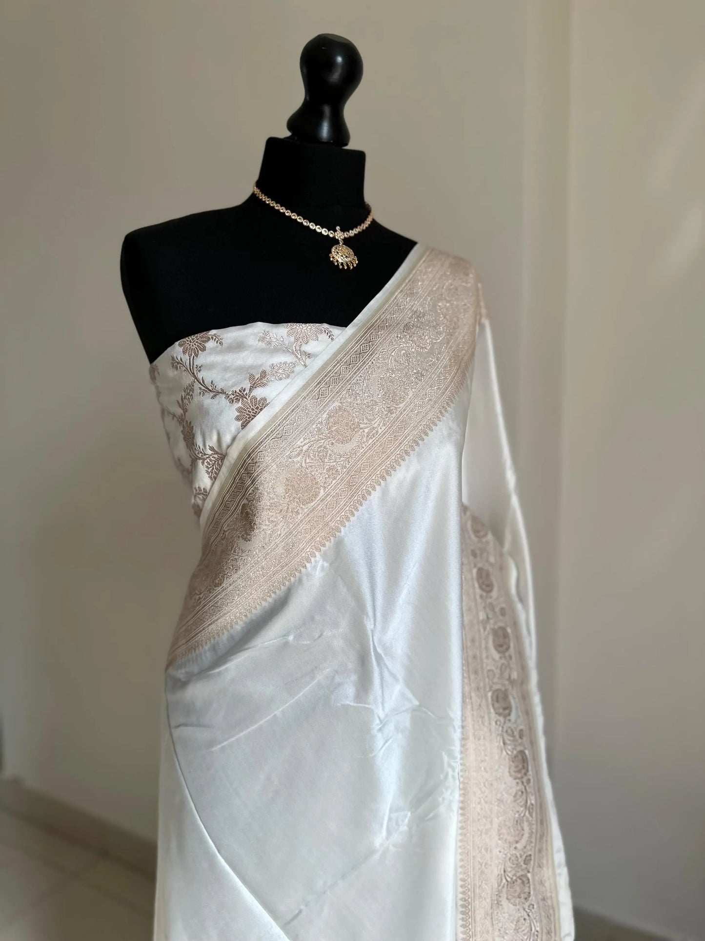 Banarasi silk white katan wedding saree with champagne gold zari. Whit traditional silk saree with designer jaal patterned blouse. - LaiLai Sarees