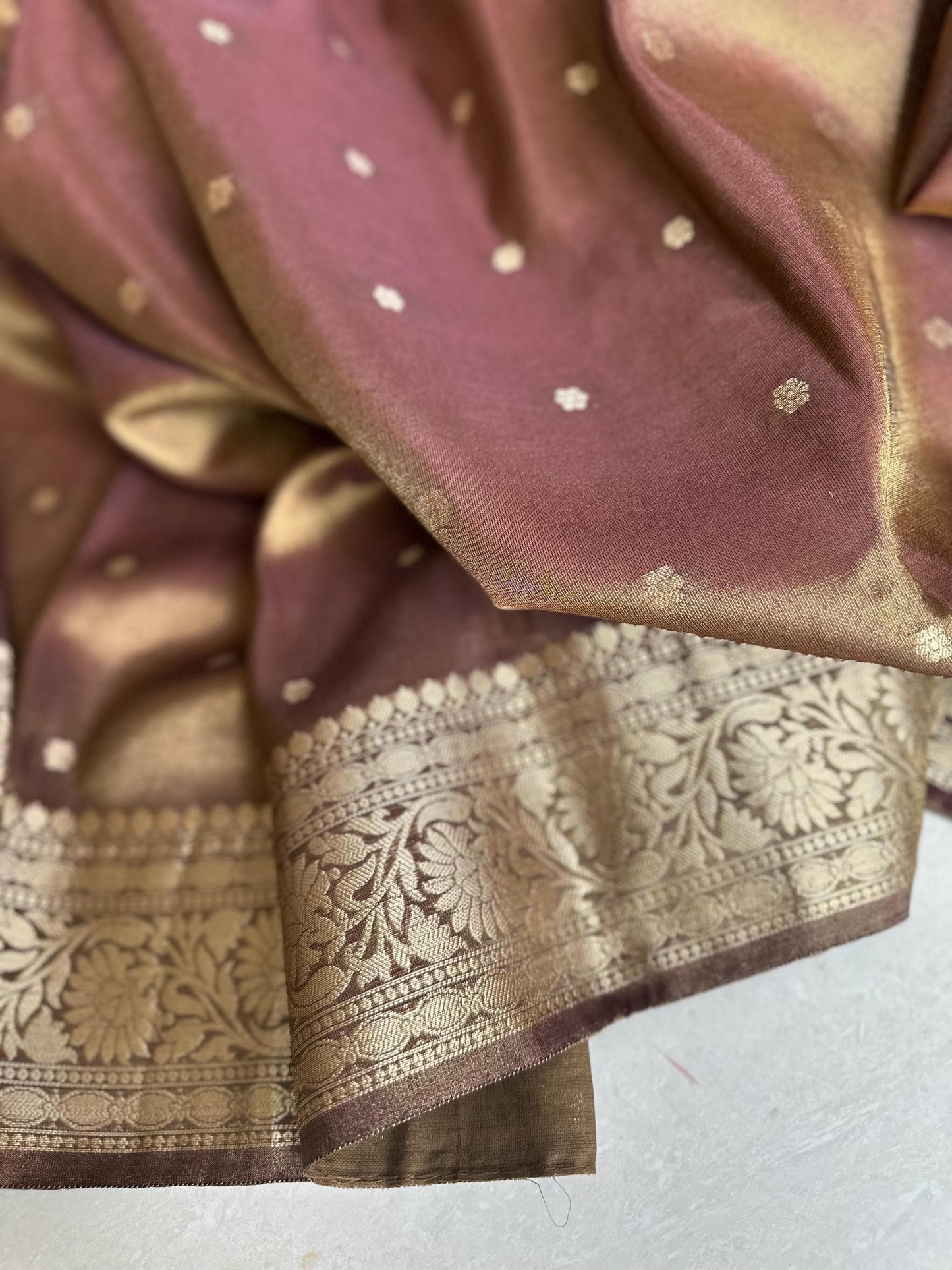 Golden brown mauve dual toned shimmer soft tissue saree with border and unstitched blouse. Elegant wedding guest saree unique saree look