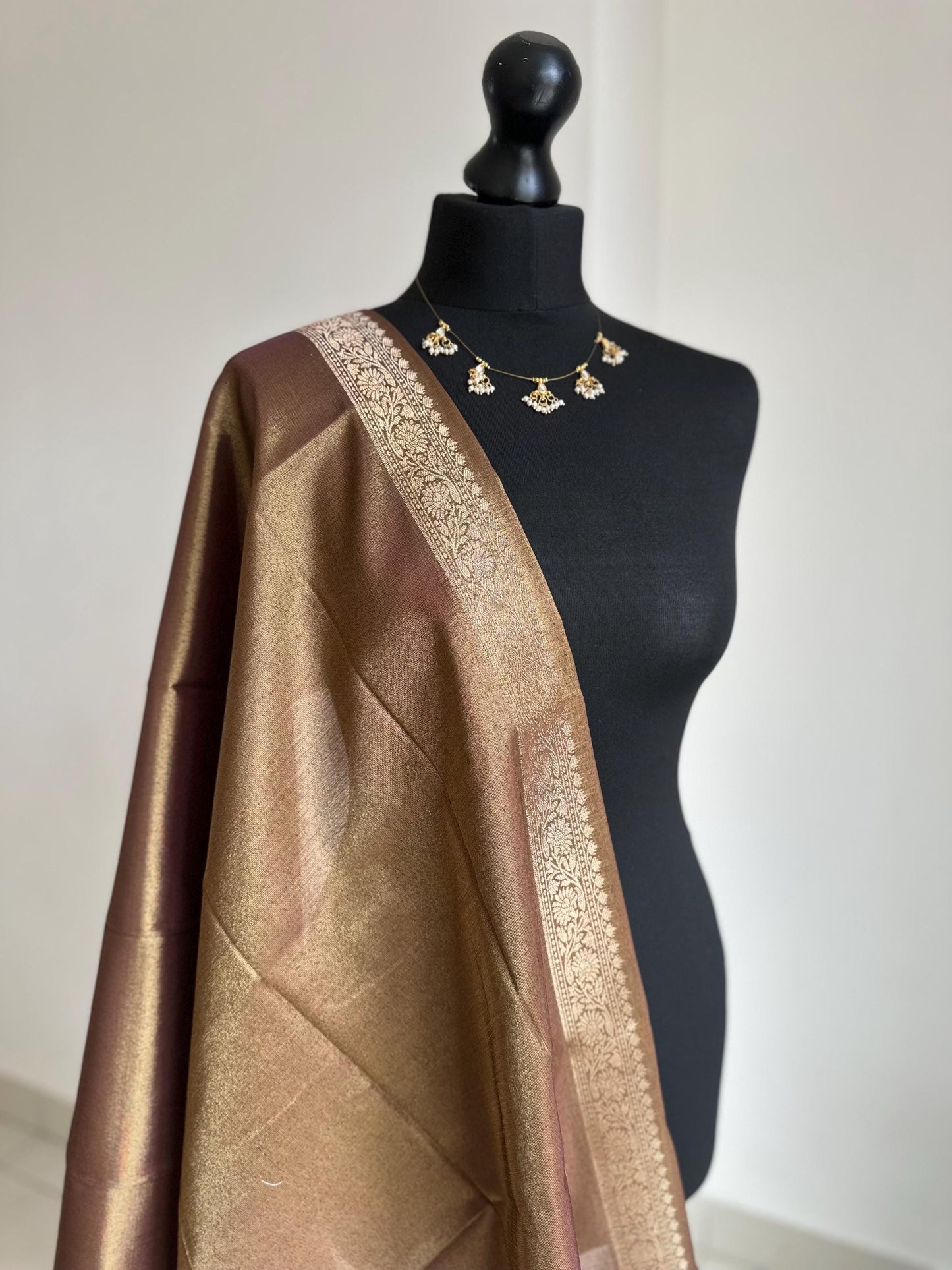 Golden brown mauve dual toned shimmer soft tissue saree with border and unstitched blouse. Elegant wedding guest saree unique saree look