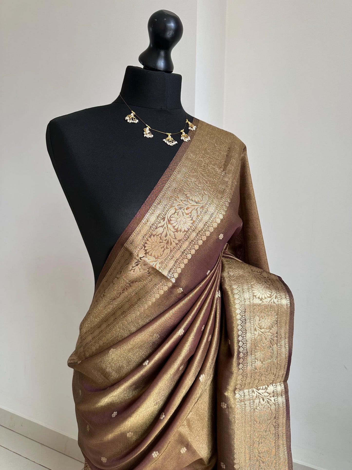 Golden brown mauve dual toned shimmer soft tissue saree with border and unstitched blouse. Elegant wedding guest saree unique saree look
