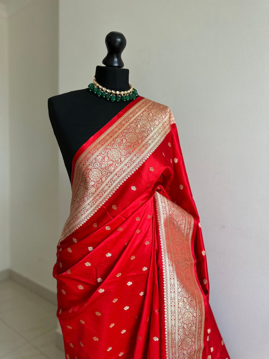 Banarasi silk true red Wedding Saree with gold Zari. Gold and red koorai Saree Traditional Saree with plain contrast blouse. Red pattu saree