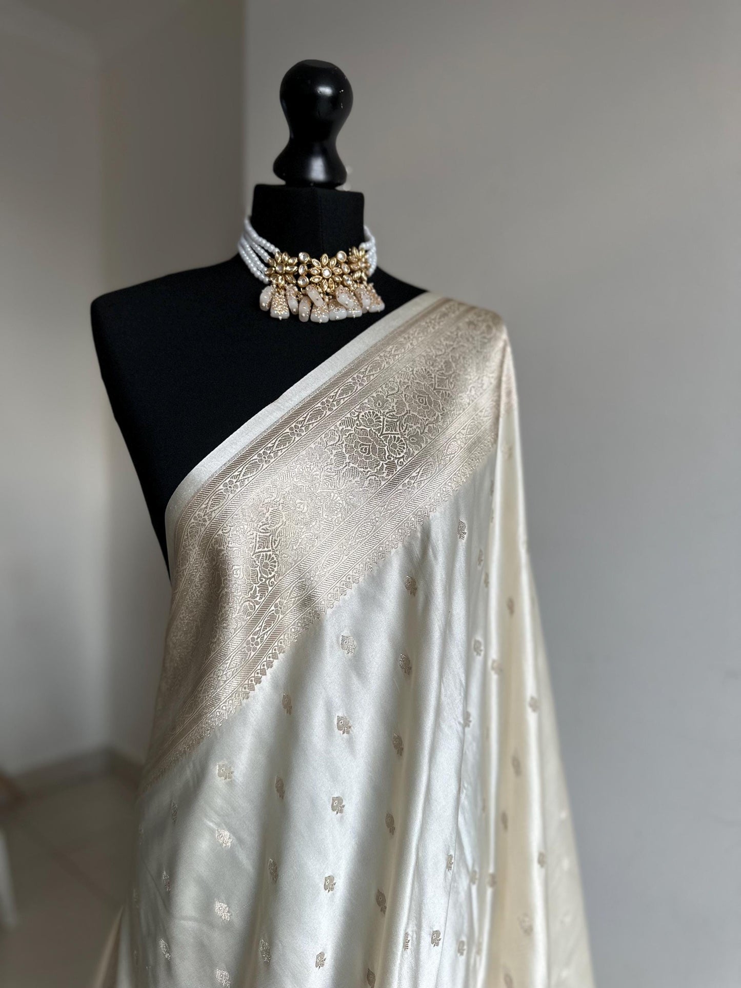 [PRE-ORDER] Banarasi silk cream Wedding Saree with gold Zari. Gold and cream koorai Saree Traditional Saree with plain contrast blouse.