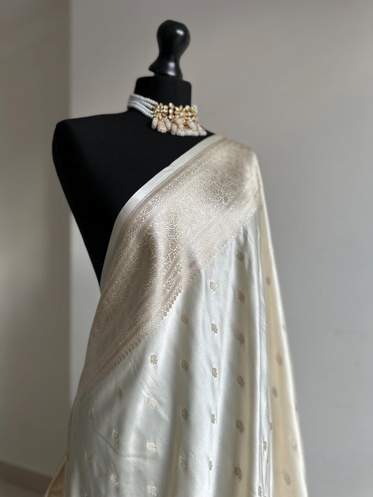 [PRE-ORDER] Banarasi silk cream Wedding Saree with gold Zari. Gold and cream koorai Saree Traditional Saree with plain contrast blouse.